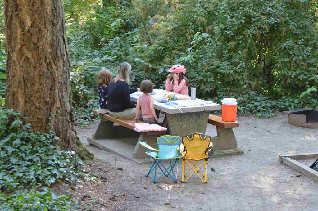 Family at picnic table in Smonecten
